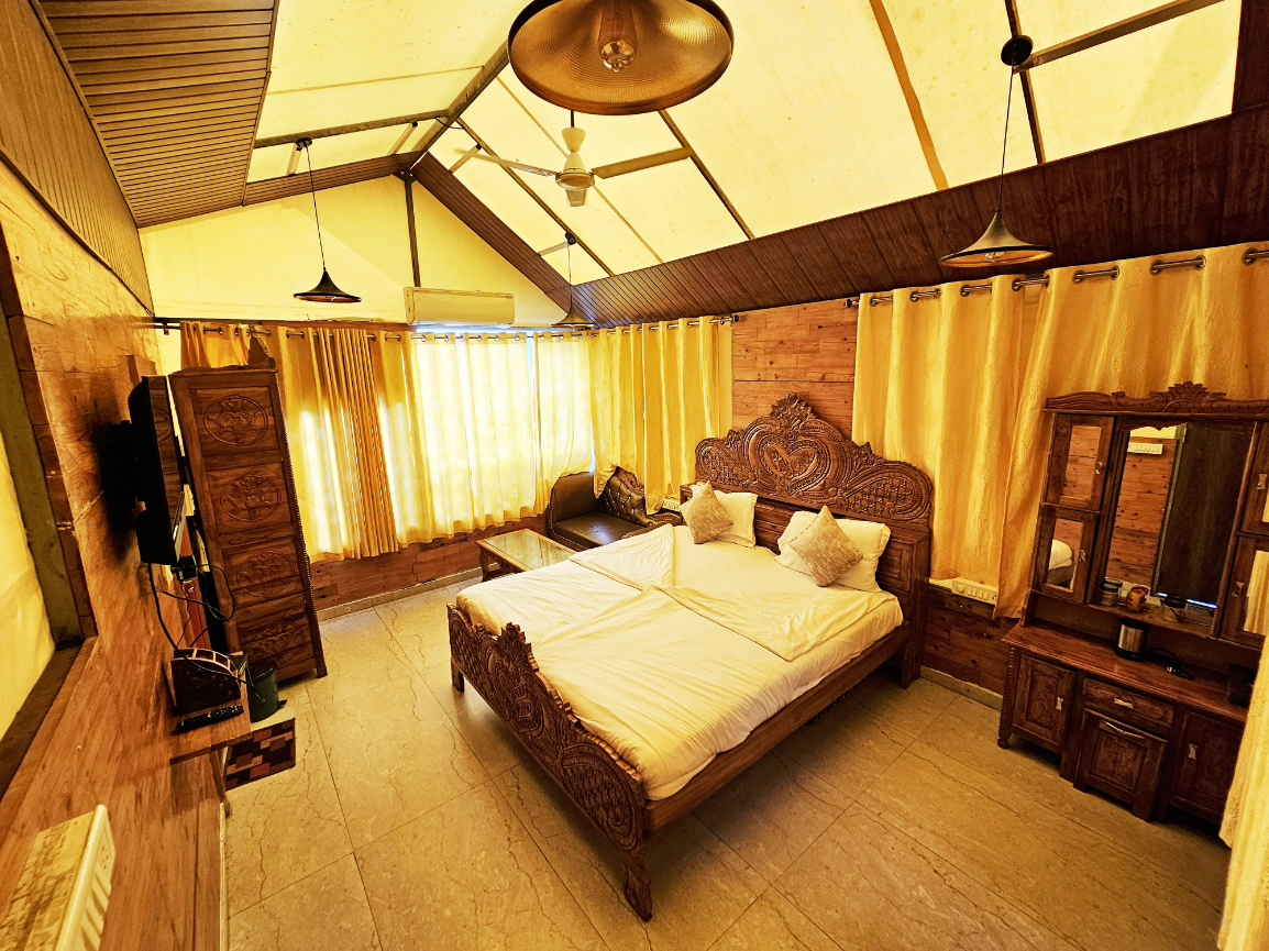 Giri Sarovar Room